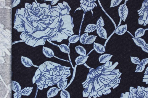 Футер с лайкрой джинс диагональ крупные цветы на темно-синем артикул 01-1052